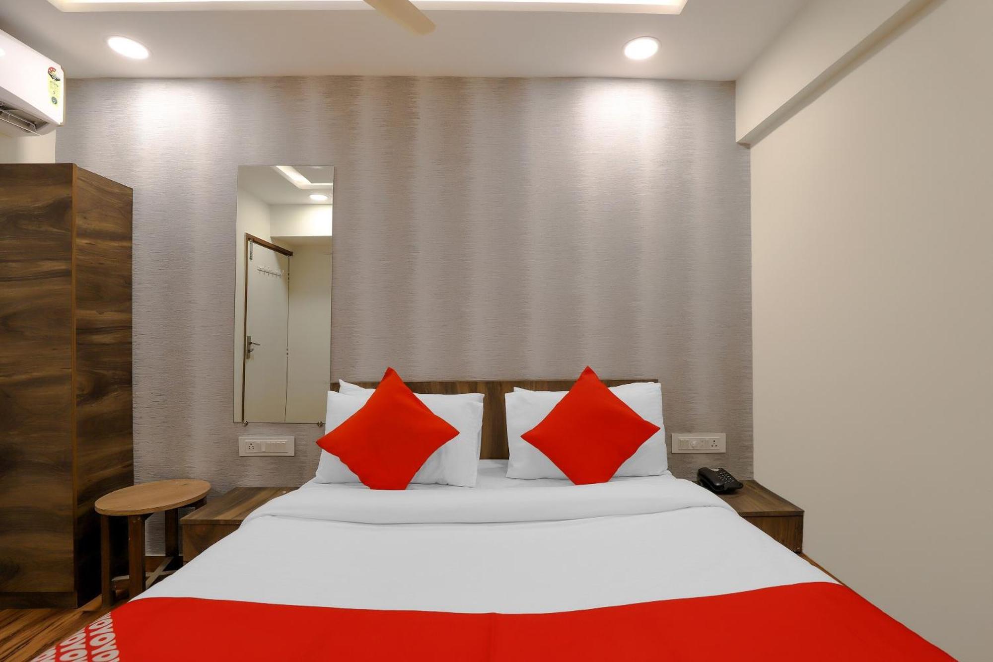 Oyo Hotel Shree Niwas アーメダバード エクステリア 写真