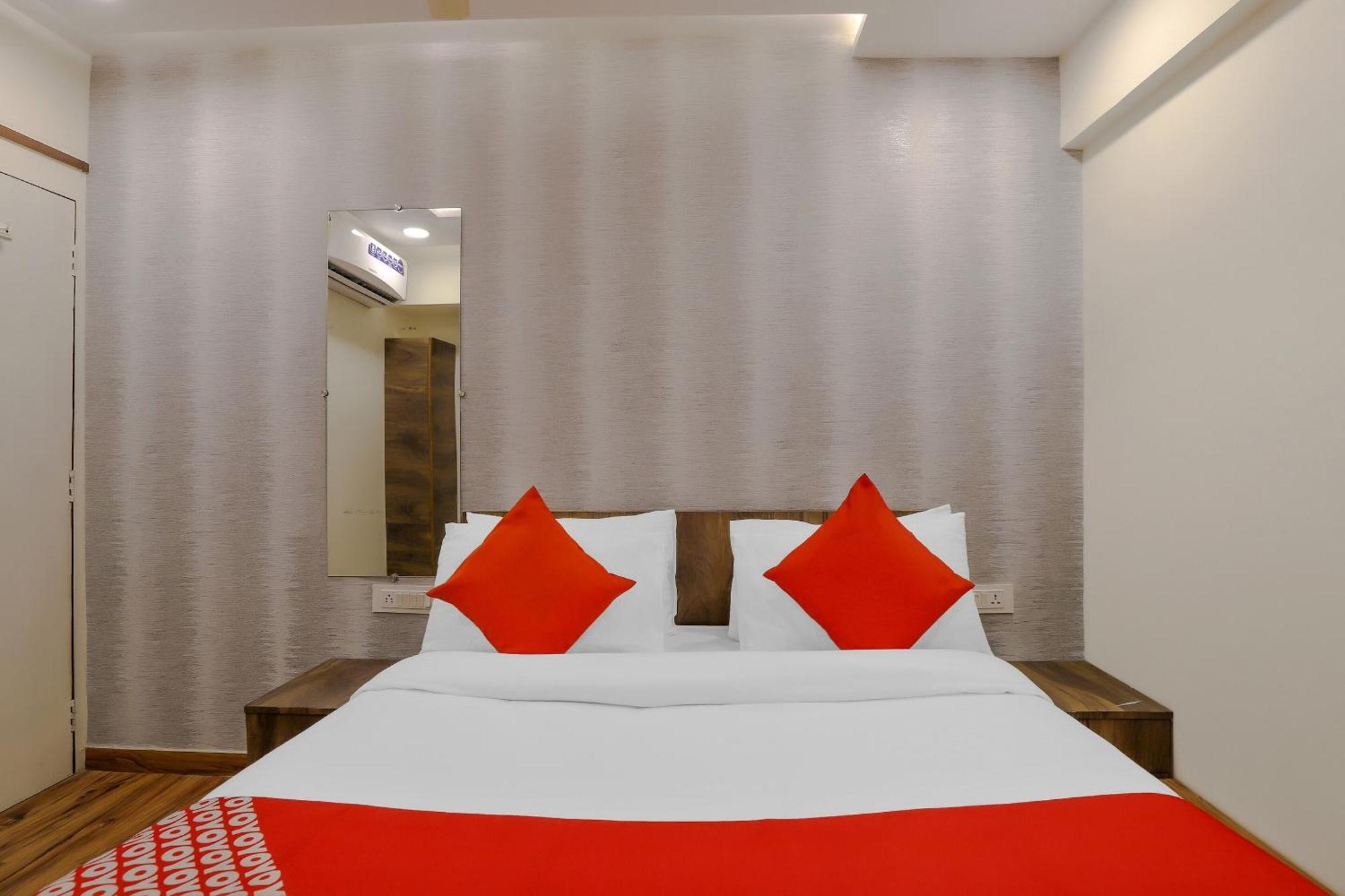 Oyo Hotel Shree Niwas アーメダバード エクステリア 写真